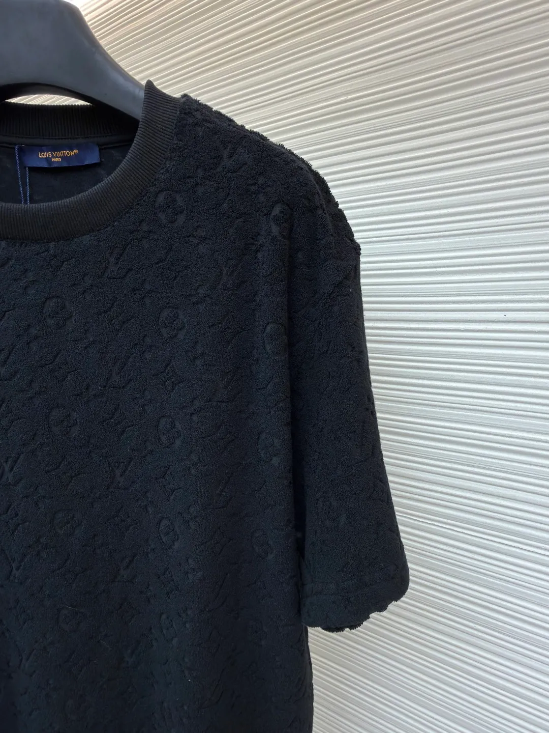 LOUIS VUITTON embossed terry short sleeves ●Original version: Purchased and developed at 9350 ●Item number: 1682412-A00 ●Fabric: terry luxury terry fabric ●Technology: embossed jacquard production ●Color: black ●Version: Fitted version ●Weight: about 345 grams ●Size: S-M-L-XL ●Description: Customized soft cotton blended terry luxury terry fabric with clear texture Plump and lazy, comfortable and close to the skin, with navy blue as the main tone, as calm and profound as the deep sea, the full-width Monogram embossing makes a stunning appearance. It is a gorgeous bloom of Louis Vuitton's classic elements. It is fully recognizable and interprets unparalleled fashion style. The suit is worn for worry-free wear. Three-dimensional relief jacquard technique uses a high-density electronic jacquard machine to achieve the Monogram three-dimensional effect through the "positive and negative layer weaving method". Apply heat pressure to the fabric locally using a customized mold to hot-melt the fibers in specific areas. The permanent embossed contour infrared positioning cutting machine achieves precise positioning of materials through infrared emitters and infrared receivers. The accuracy can reach the micron level, thereby meeting the effect of Monogram alignment and high-precision cutting. The fabrics have been washed and have a better hand feel and texture. They are not easy to deform, shrink or fade, and maintain long-term beauty. The overall wiring is straight and delicate, the fabric is comfortable and soft, and the color is consistent without color difference. It can be matched with the same style to create a fashionable look and control various occasions. Customized accessories, complete with three standards, same style for men and women!